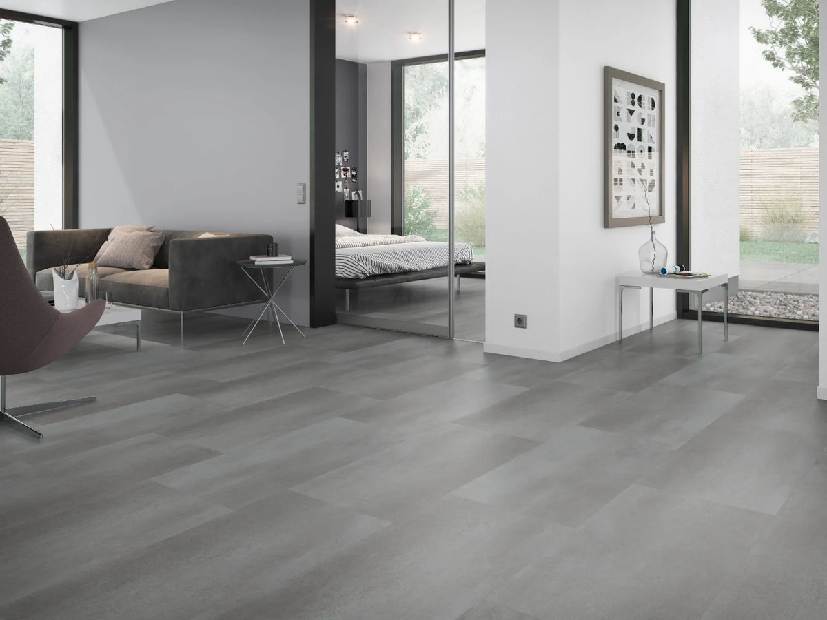 Betonlook Grijs met Metaaleffect klik PVC tegel (Oneflor Metal Concrete Grey, rigid klik 6 mm) in een interieur – sfeerfoto 2