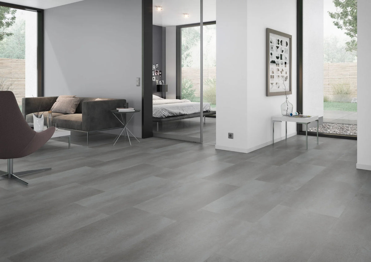 Betonlook grijs met metaaleffect PVC tegel vloer (Oneflor Metal Concrete Grey) gelegd in een interieur – sfeerfoto 1