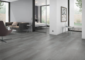 Betonlook grijs met metaaleffect PVC tegel vloer (Oneflor Metal Concrete Grey) gelegd in een interieur – sfeerfoto 1