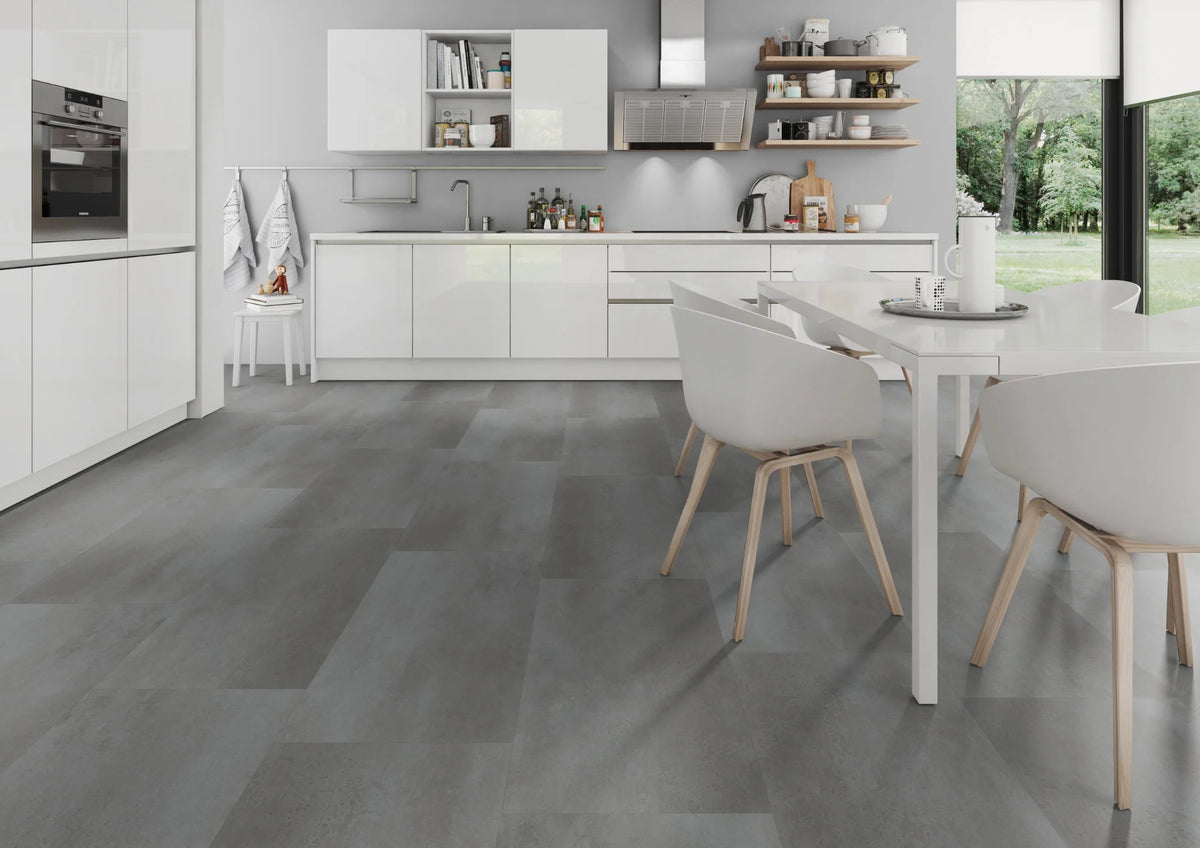 Betonlook grijs met metaaleffect PVC tegel vloer (Oneflor Metal Concrete Grey) gelegd in een interieur – sfeerfoto 2