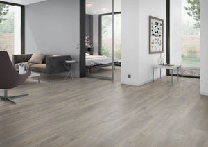 Oud eiken greige PVC plank vloer (Oneflor Old Oak Greige) gelegd in een interieur – sfeerfoto 1