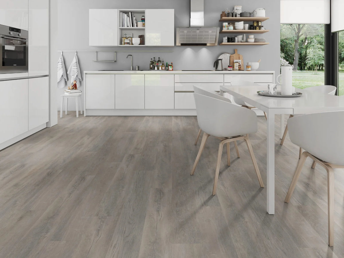 Oud Eiken Greige XL klik PVC plank (Oneflor Old Oak Greige, rigid klik 7 mm) in een interieur – sfeerfoto 1