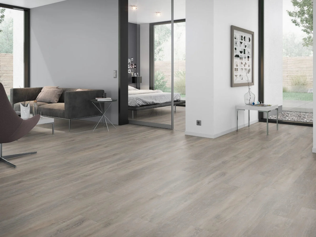 Oud Eiken Greige XL klik PVC plank (Oneflor Old Oak Greige, rigid klik 7 mm) in een interieur – sfeerfoto 2