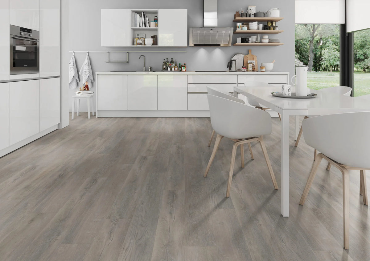 Oud eiken greige XL PVC plank vloer (Oneflor Old Oak Greige) met brede planken in een interieur – sfeerfoto 1