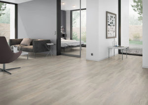 Oud eiken lichtbeige PVC plank vloer (Oneflor Old Oak Light Beige) gelegd in een interieur – sfeerfoto 2
