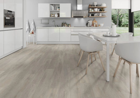 Oud eiken lichtbeige XL PVC plank vloer (Oneflor Old Oak Light Beige) met brede planken in een interieur – sfeerfoto 1