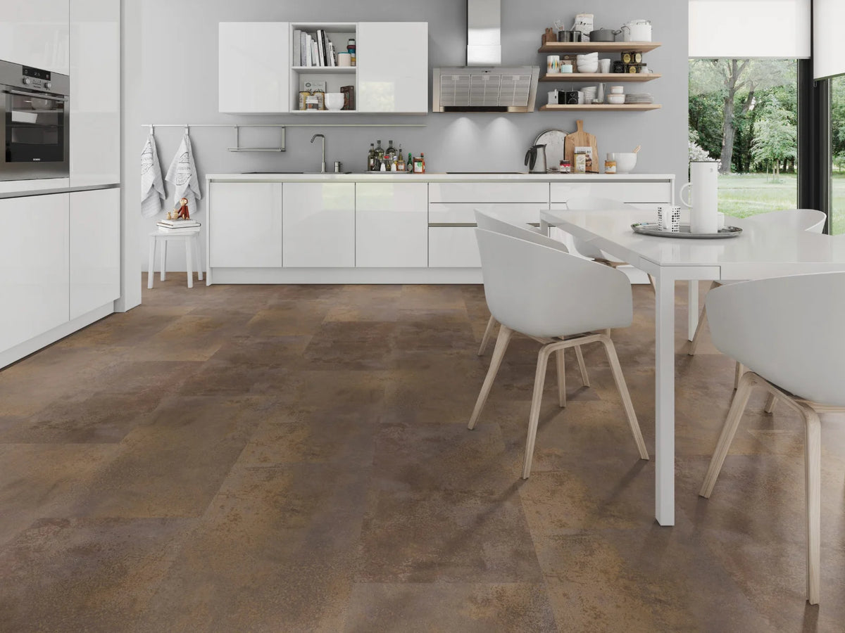 Oxidelook Brons Rood klik PVC tegel (Oneflor Oxyde Bronze Red, rigid klik 6 mm) in een interieur – sfeerfoto 1