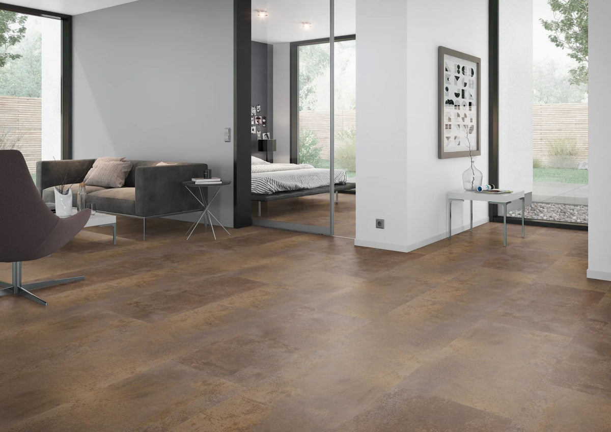 Oxidelook brons rood PVC tegel vloer (Oneflor Oxyde Bronze Red) gelegd in een interieur – sfeerfoto 1