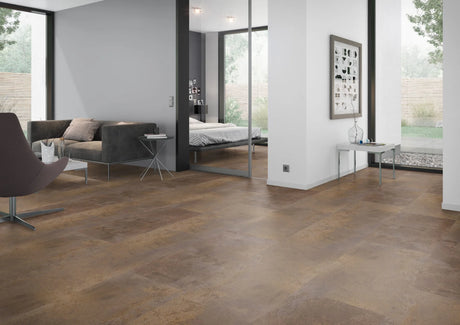 Oxidelook brons rood PVC tegel vloer (Oneflor Oxyde Bronze Red) gelegd in een interieur – sfeerfoto 1