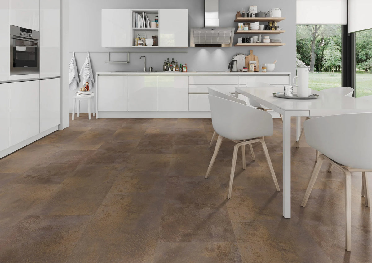 Oxidelook brons rood PVC tegel vloer (Oneflor Oxyde Bronze Red) gelegd in een interieur – sfeerfoto 2