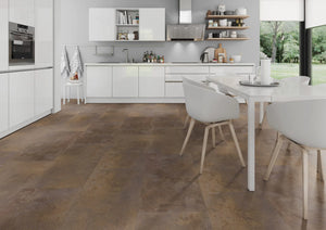 Oxidelook brons rood PVC tegel vloer (Oneflor Oxyde Bronze Red) gelegd in een interieur – sfeerfoto 2