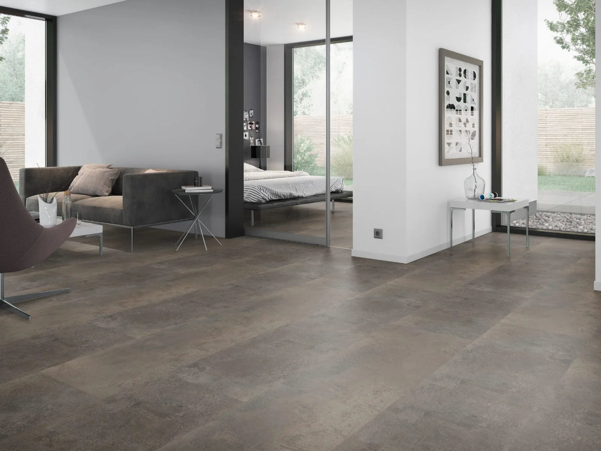 Oxidelook Bruin klik PVC tegel (Oneflor Oxyde Brown, rigid klik 6 mm) in een interieur – sfeerfoto 2