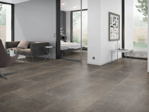 Oxidelook Bruin klik PVC tegel (Oneflor Oxyde Brown, rigid klik 6 mm) in een interieur – sfeerfoto 2
