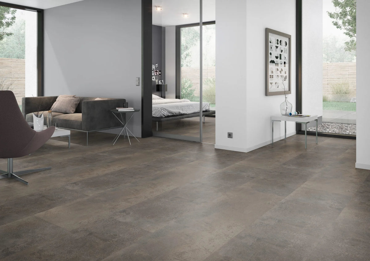 Oxidelook bruin PVC tegel vloer (Oneflor Oxyde Brown) gelegd in een interieur – sfeerfoto 1