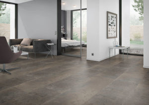Oxidelook bruin PVC tegel vloer (Oneflor Oxyde Brown) gelegd in een interieur – sfeerfoto 1