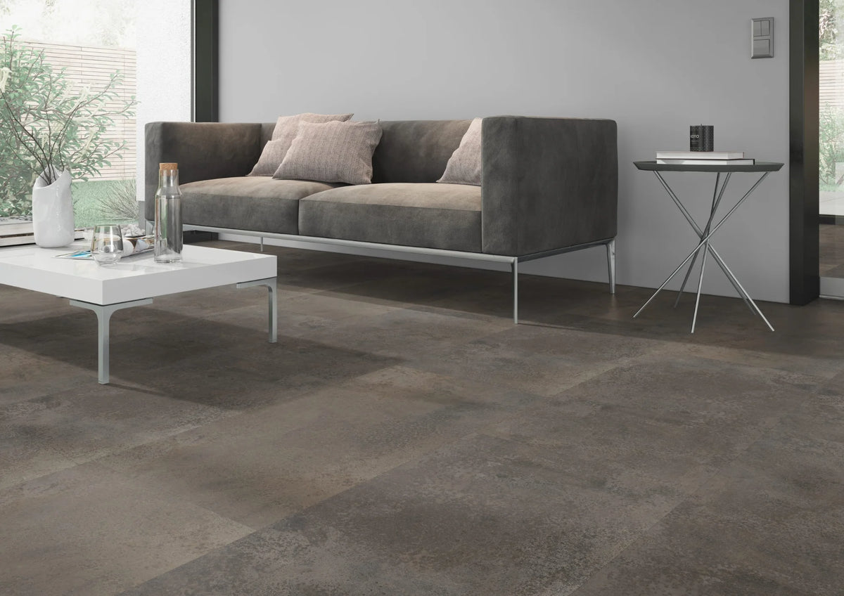 Oxidelook bruin PVC tegel vloer (Oneflor Oxyde Brown) gelegd in een interieur – sfeerfoto 2