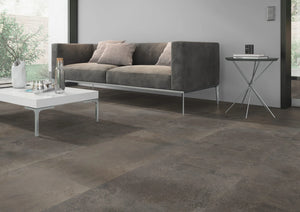 Oxidelook bruin PVC tegel vloer (Oneflor Oxyde Brown) gelegd in een interieur – sfeerfoto 2