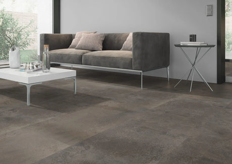 Oxidelook bruin PVC tegel vloer (Oneflor Oxyde Brown) gelegd in een interieur – sfeerfoto 2
