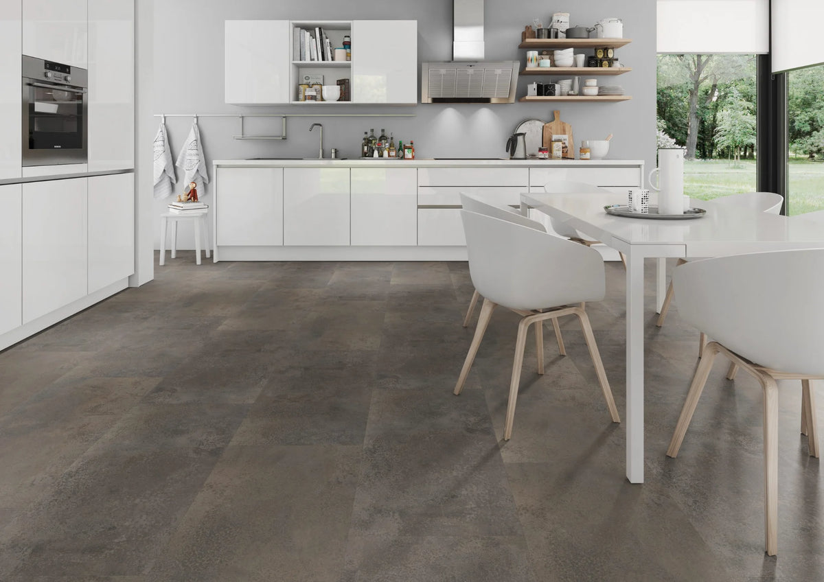 Oxidelook bruin PVC tegel vloer (Oneflor Oxyde Brown) gelegd in een interieur – sfeerfoto 3