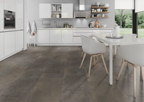 Oxidelook bruin PVC tegel vloer (Oneflor Oxyde Brown) gelegd in een interieur – sfeerfoto 3