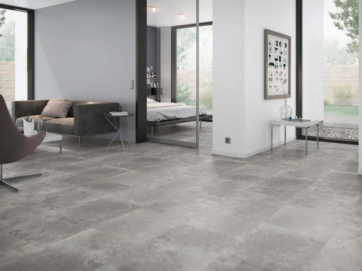 Oxidelook Lichtgrijs klik PVC tegel (Oneflor Oxyde Light Grey, rigid klik 6 mm) in een interieur – sfeerfoto 1