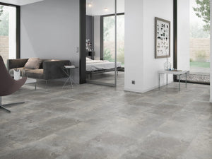 Oxidelook Lichtgrijs klik PVC tegel (Oneflor Oxyde Light Grey, rigid klik 6 mm) in een interieur – sfeerfoto 1