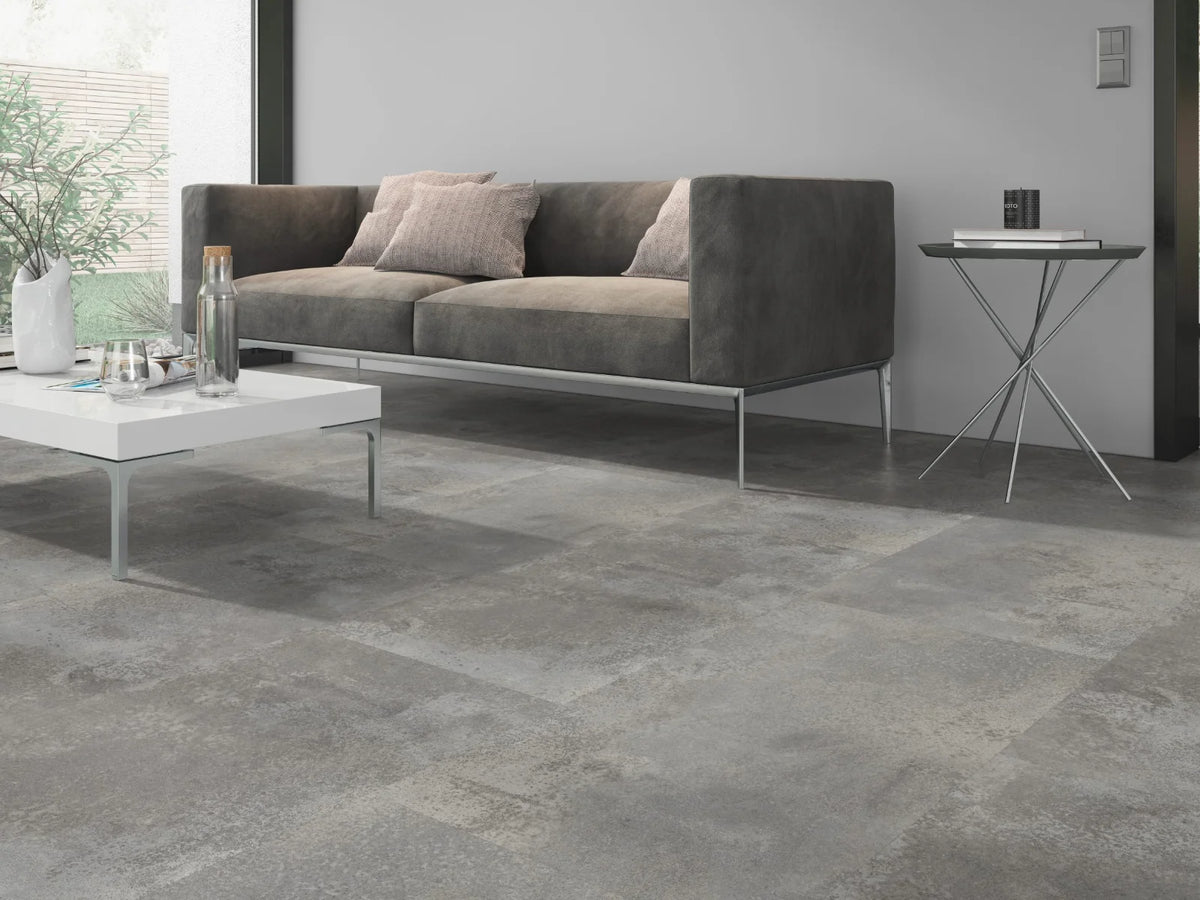 Oxidelook Lichtgrijs klik PVC tegel (Oneflor Oxyde Light Grey, rigid klik 6 mm) in een interieur – sfeerfoto 2