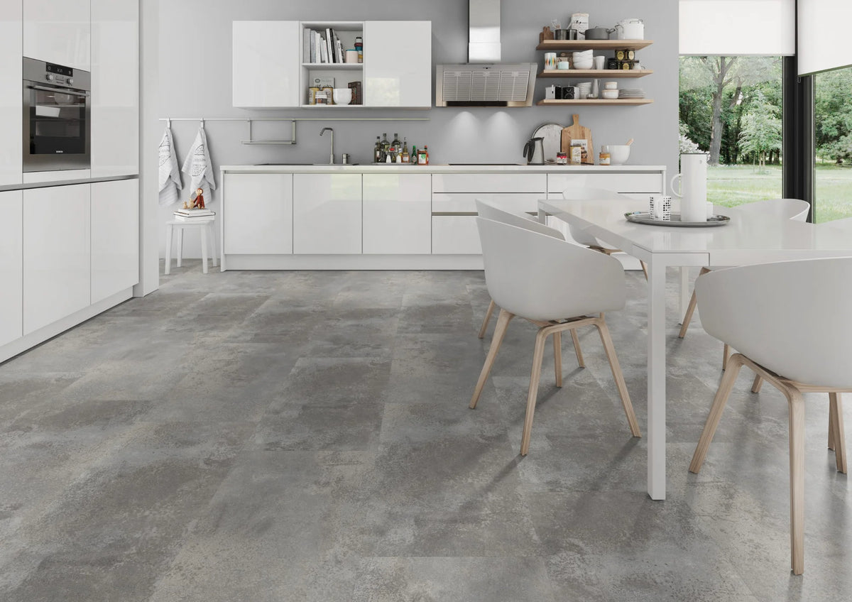 Oxidelook lichtgrijs PVC tegel vloer (Oneflor Oxyde Light Grey) gelegd in een interieur – sfeerfoto 1