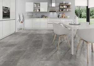 Oxidelook lichtgrijs PVC tegel vloer (Oneflor Oxyde Light Grey) gelegd in een interieur – sfeerfoto 1