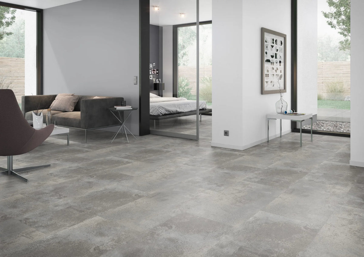 Oxidelook lichtgrijs PVC tegel vloer (Oneflor Oxyde Light Grey) gelegd in een interieur – sfeerfoto 2