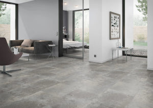 Oxidelook lichtgrijs PVC tegel vloer (Oneflor Oxyde Light Grey) gelegd in een interieur – sfeerfoto 2