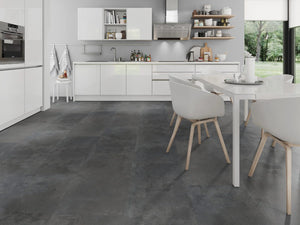 Oxidelook Zilverzwart klik PVC tegel (Oneflor Oxyde Silver Black, rigid klik 6 mm) in een interieur – sfeerfoto 1