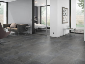 Oxidelook Zilverzwart klik PVC tegel (Oneflor Oxyde Silver Black, rigid klik 6 mm) in een interieur – sfeerfoto 2