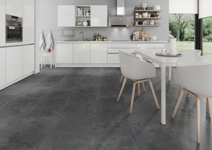 Oxidelook zilverzwart PVC tegel vloer (Oneflor Oxyde Silver Black) gelegd in een interieur – sfeerfoto 1