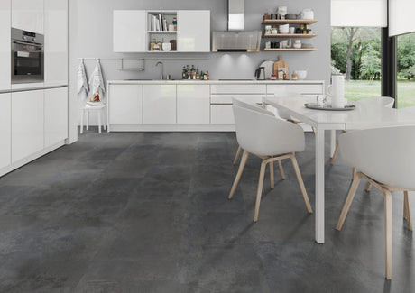 Oxidelook zilverzwart PVC tegel vloer (Oneflor Oxyde Silver Black) gelegd in een interieur – sfeerfoto 1