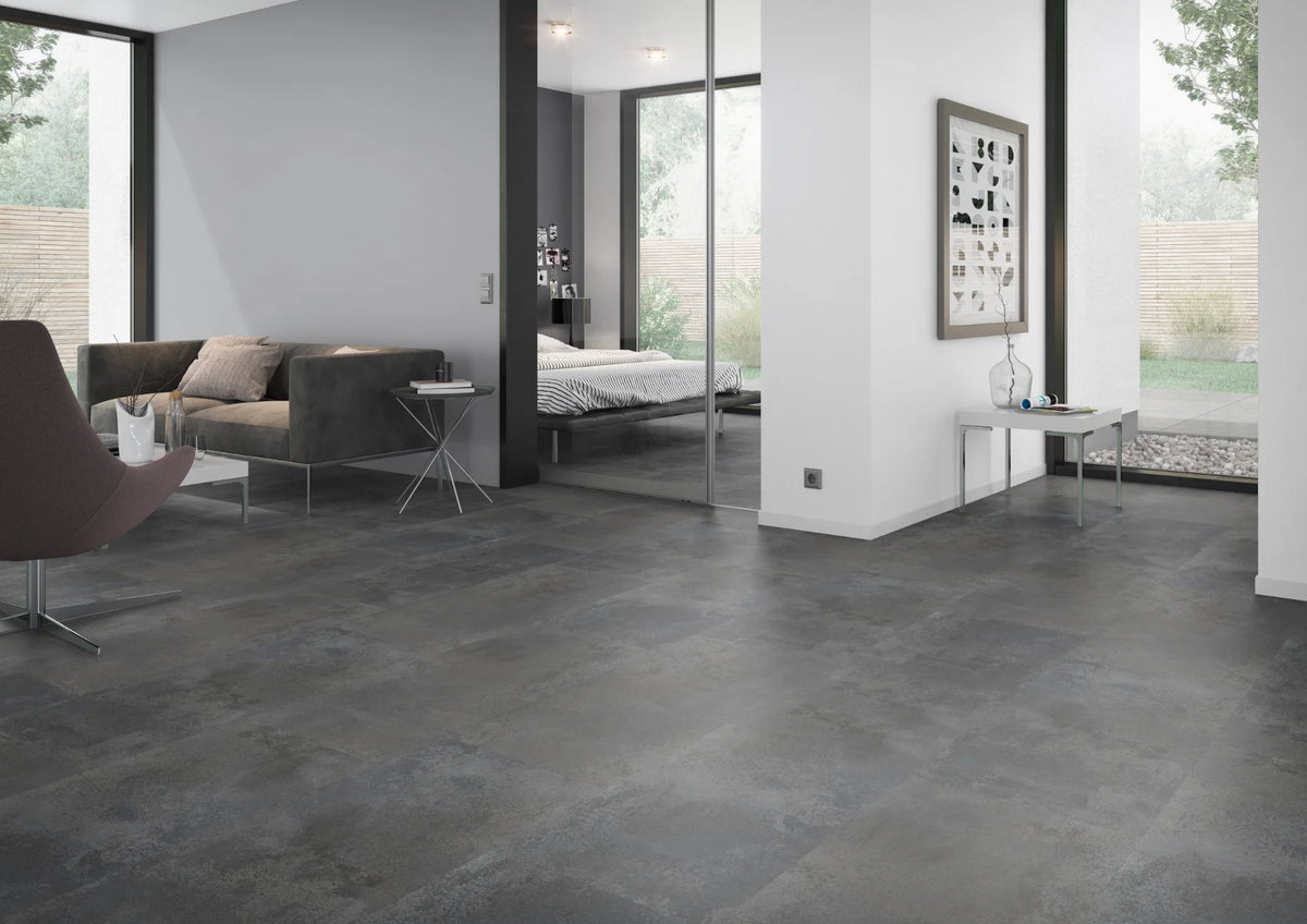 Oxidelook zilverzwart PVC tegel vloer (Oneflor Oxyde Silver Black) gelegd in een interieur – sfeerfoto 2
