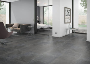 Oxidelook zilverzwart PVC tegel vloer (Oneflor Oxyde Silver Black) gelegd in een interieur – sfeerfoto 2