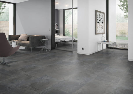 Oxidelook zilverzwart PVC tegel vloer (Oneflor Oxyde Silver Black) gelegd in een interieur – sfeerfoto 2