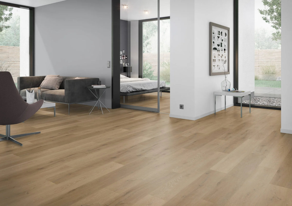 Licht eiken ambertint PVC plank vloer (Oneflor Prestige Oak Light Amber) gelegd in een interieur – sfeerfoto 2