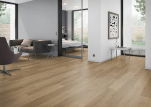 Licht eiken ambertint PVC plank vloer (Oneflor Prestige Oak Light Amber) gelegd in een interieur – sfeerfoto 2