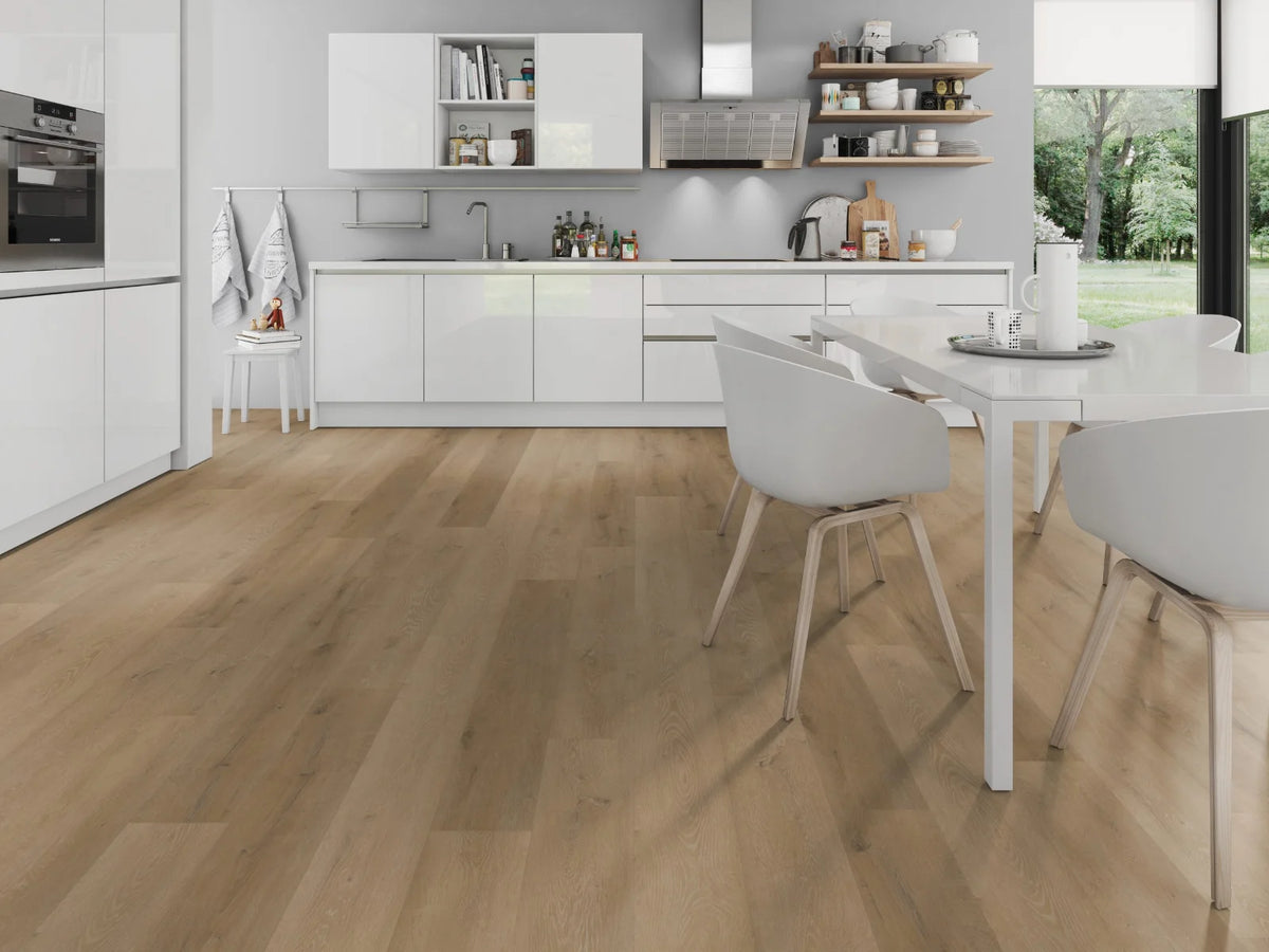 Licht Eiken Ambertint XL klik PVC plank (Oneflor Prestige Oak Light Amber, rigid klik 7 mm) in een interieur – sfeerfoto 1
