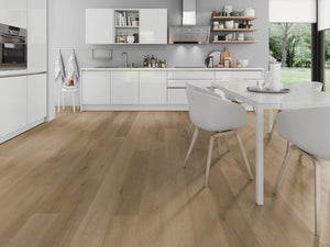 Licht Eiken Ambertint XL klik PVC plank (Oneflor Prestige Oak Light Amber, rigid klik 7 mm) in een interieur – sfeerfoto 1