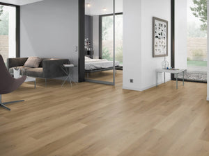 Licht Eiken Ambertint XL klik PVC plank (Oneflor Prestige Oak Light Amber, rigid klik 7 mm) in een interieur – sfeerfoto 2