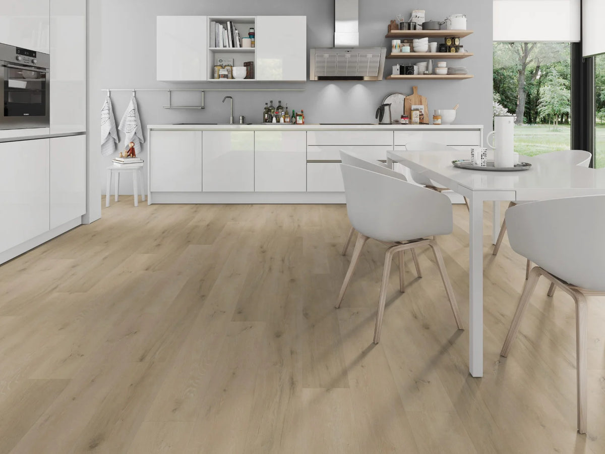 Licht Naturel Eiken klik PVC plank (Oneflor Prestige Oak Light Natural, rigid klik 6 mm) in een interieur – sfeerfoto 1