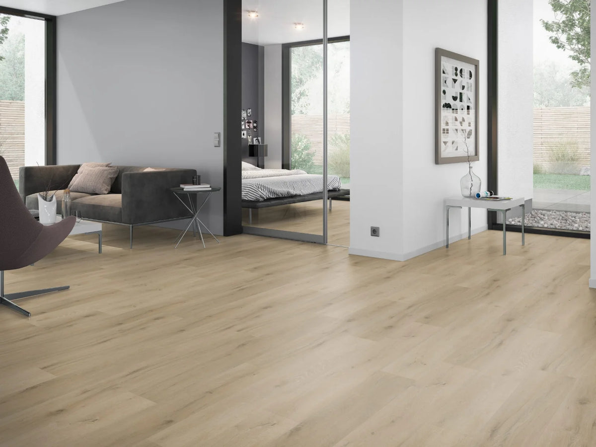 Licht Naturel Eiken klik PVC plank (Oneflor Prestige Oak Light Natural, rigid klik 6 mm) in een interieur – sfeerfoto 2
