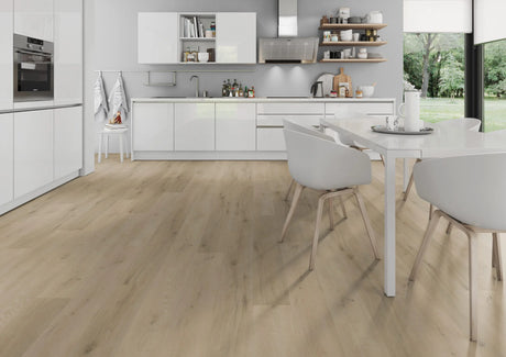Licht naturel eiken PVC plank vloer (Oneflor Prestige Oak Light Natural) gelegd in een interieur – sfeerfoto 1