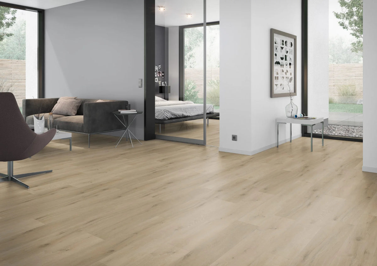 Licht naturel eiken PVC plank vloer (Oneflor Prestige Oak Light Natural) gelegd in een interieur – sfeerfoto 2
