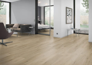 Licht naturel eiken PVC plank vloer (Oneflor Prestige Oak Light Natural) gelegd in een interieur – sfeerfoto 2