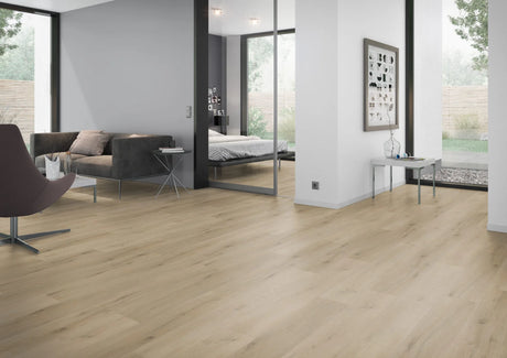 Licht naturel eiken PVC plank vloer (Oneflor Prestige Oak Light Natural) gelegd in een interieur – sfeerfoto 2