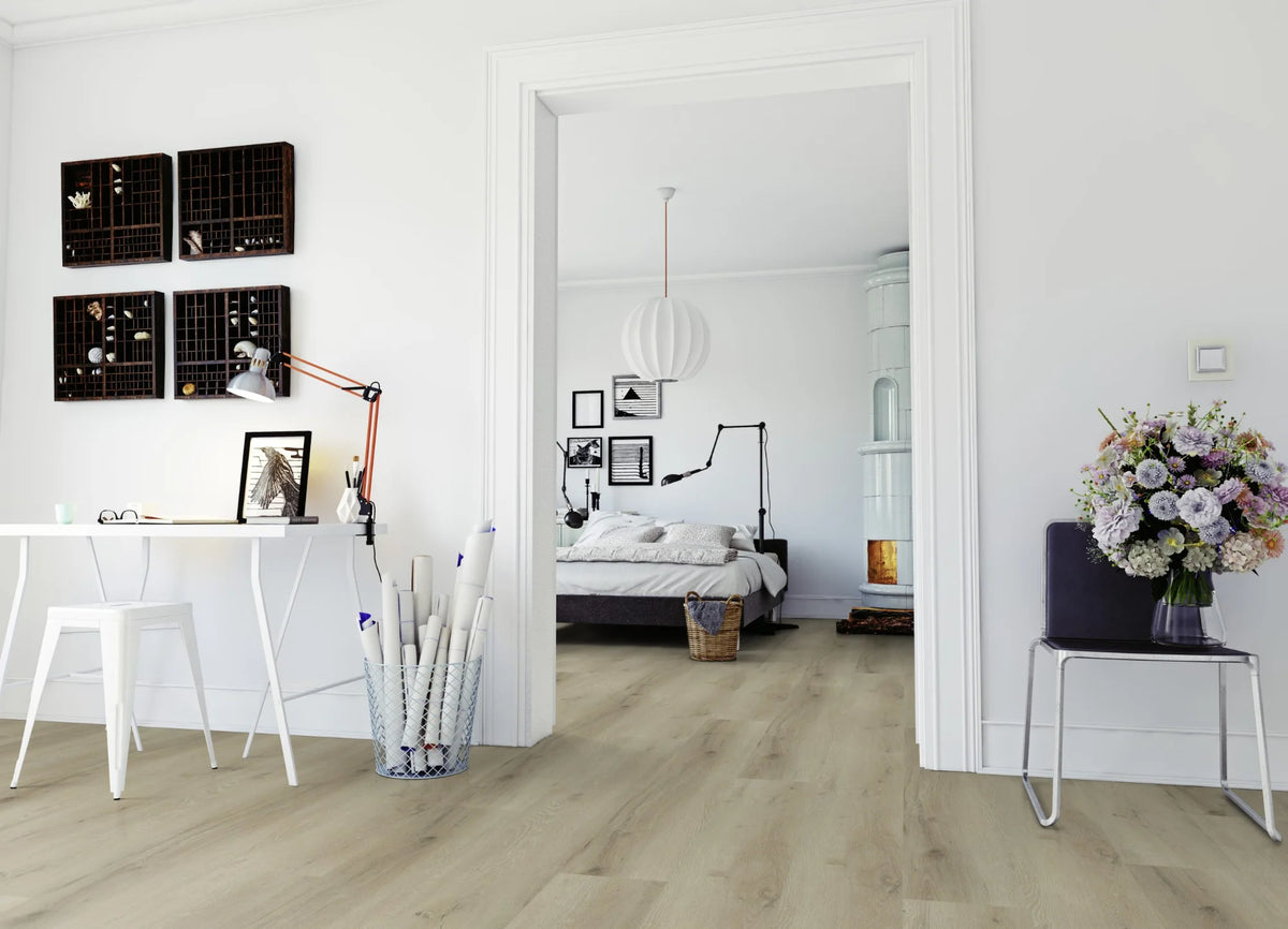 Licht naturel eiken XL PVC plank vloer (Oneflor Prestige Oak Light Natural) met brede planken in een interieur – sfeerfoto 1